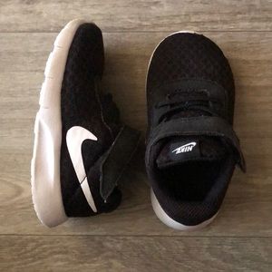 Infant Black & White Nike’s size 6C